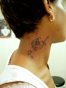 tatouage initiale dans le cou