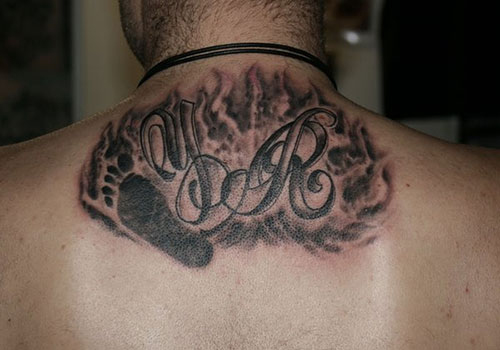 tatouage initiale dans le dos