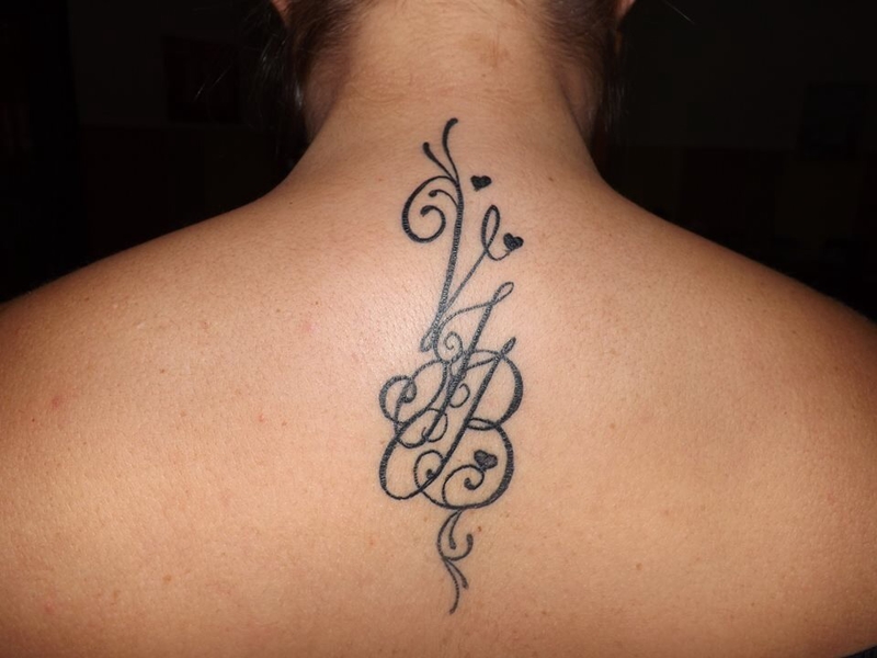 tatouage initiale dans le dos