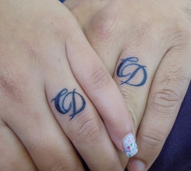Tatouage initiale doigt