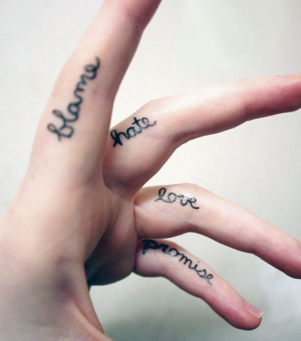 tatouage initiale doigt