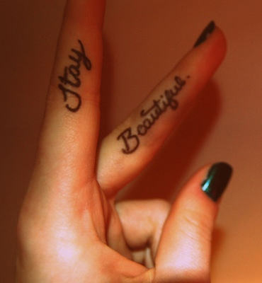 tatouage initiale doigt