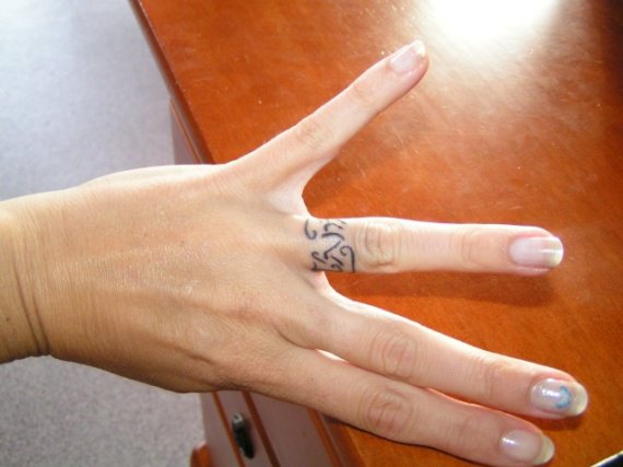 tatouage initiale doigt