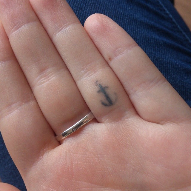 tatouage initiale doigt