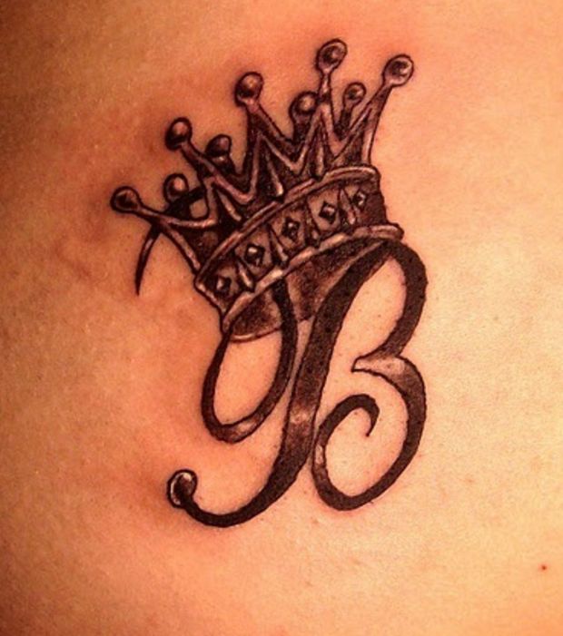 tatouage initiale dos