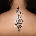 tatouage initiale dos