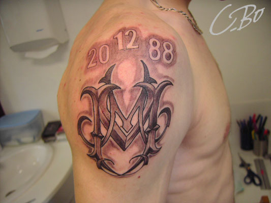 tatouage initiale épaule