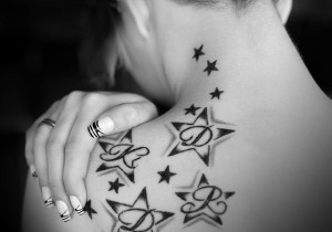 tatouage initiale épaule