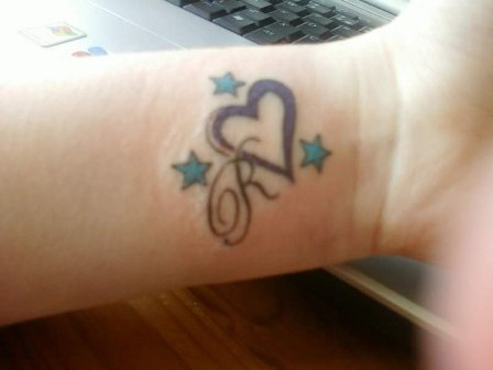 tatouage initiale et coeur