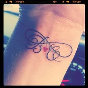 tatouage initiale et coeur