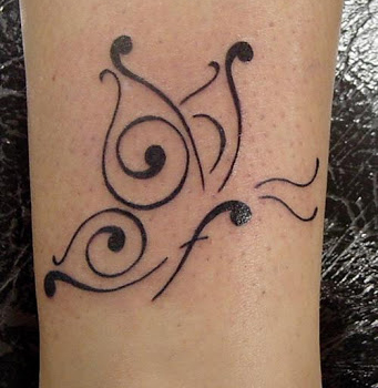 tatouage initiale et papillon