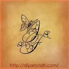 tatouage initiale et papillon