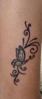 tatouage initiale et papillon