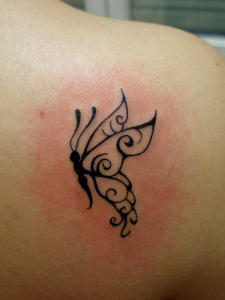 tatouage initiale et papillon