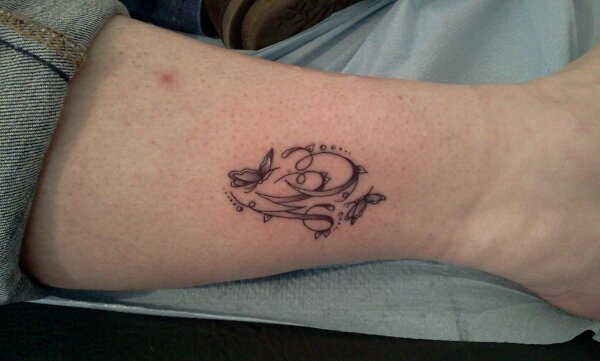 tatouage initiale et papillon