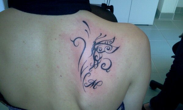 tatouage initiale et papillon