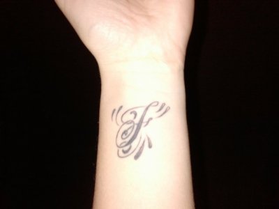 tatouage initiale f