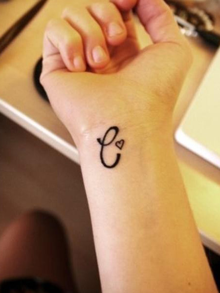 tatouage initiale famille