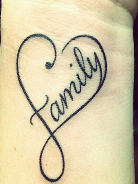 tatouage initiale famille