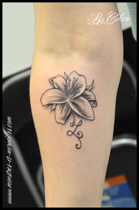 tatouage initiale fleur