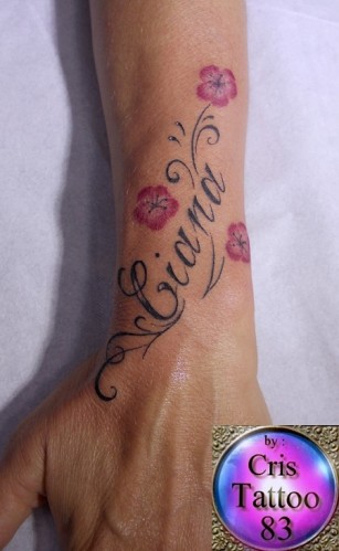tatouage initiale fleur