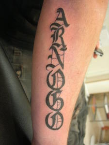 tatouage initiale gothique