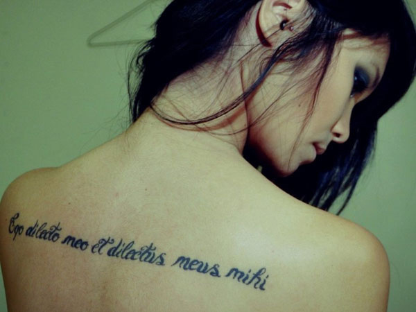 tatouage initiale haut du dos