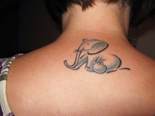 tatouage initiale haut du dos