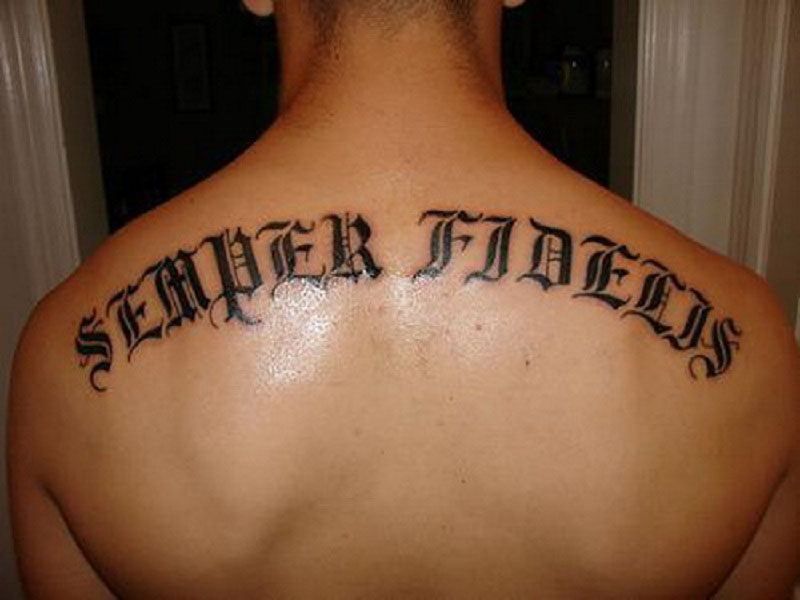 tatouage initiale haut du dos