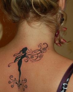 tatouage initiale haut du dos