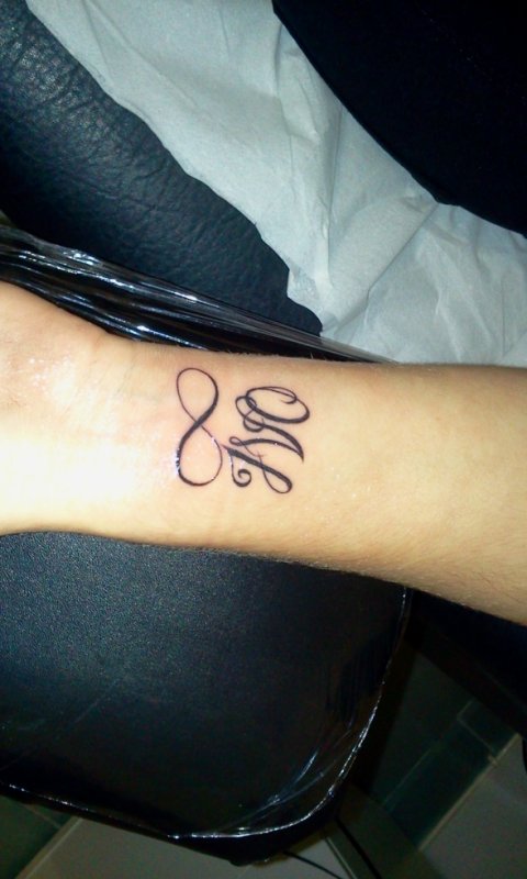 tatouage initiale infini