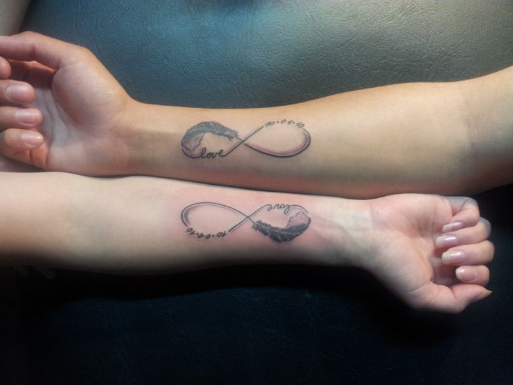 tatouage initiale infini