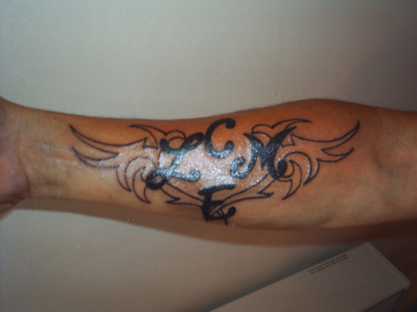 tatouage initiale intérieur bras