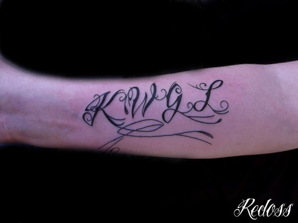 tatouage initiale intérieur bras