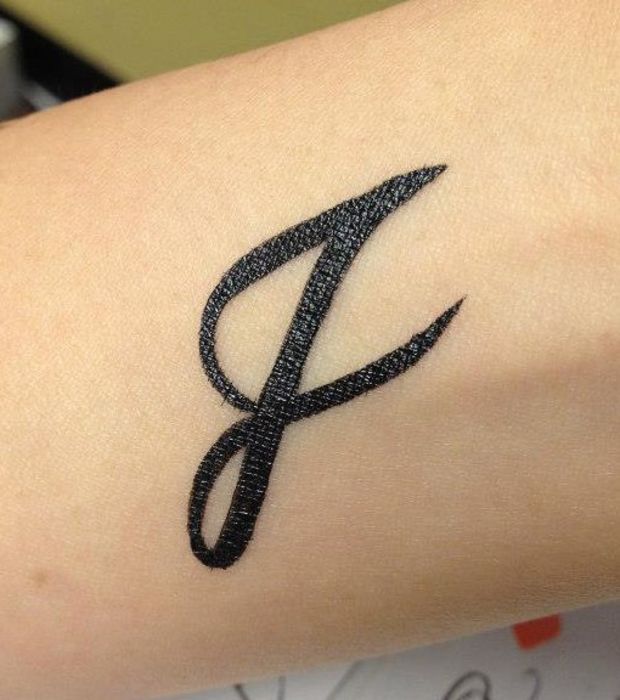 tatouage initiale j