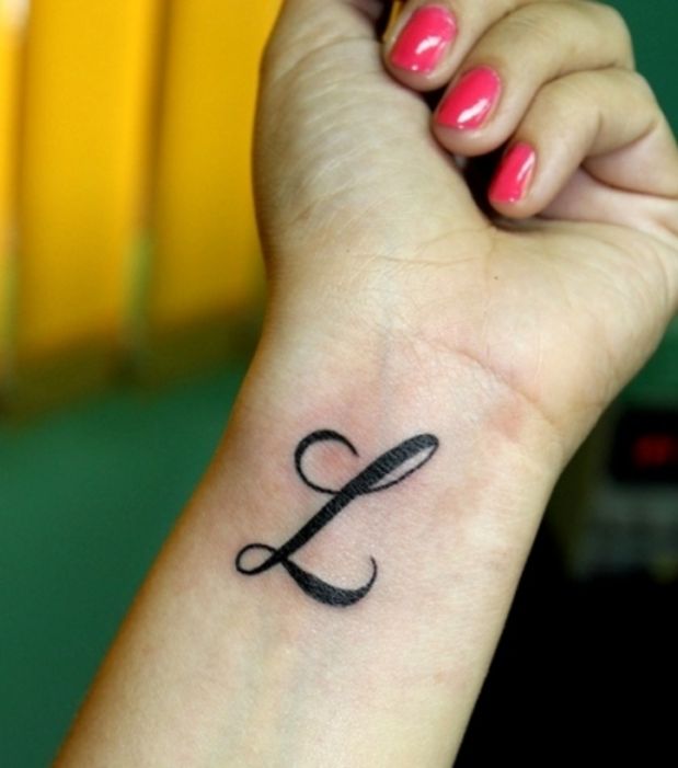tatouage initiale l poignet