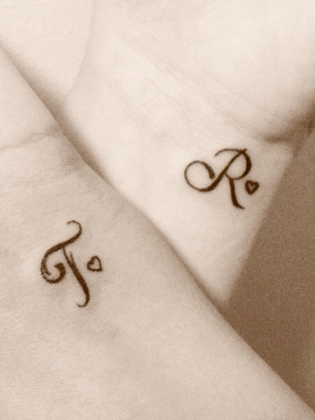 tatouage initiale l poignet