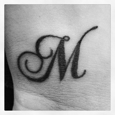 tatouage initiale m