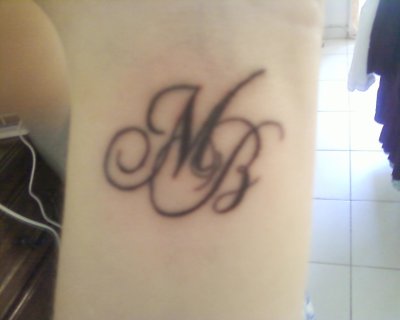 tatouage initiale m et j