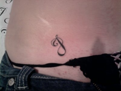 tatouage initiale m et j