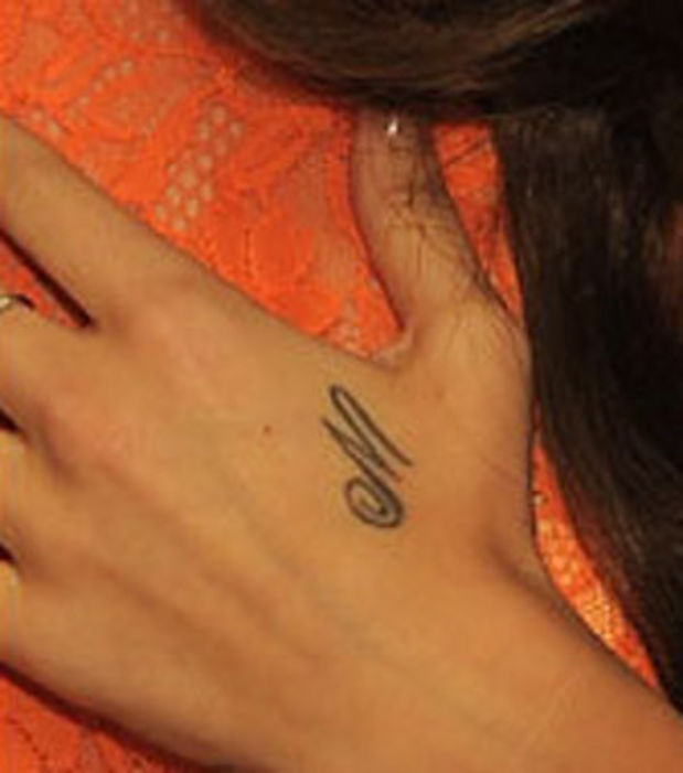 tatouage initiale main