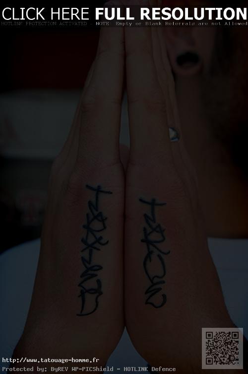 tatouage initiale main