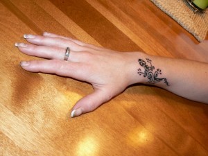 tatouage initiale main