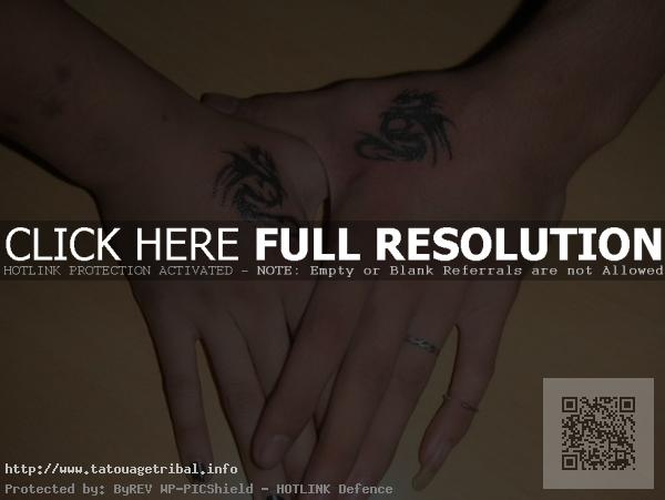tatouage initiale main