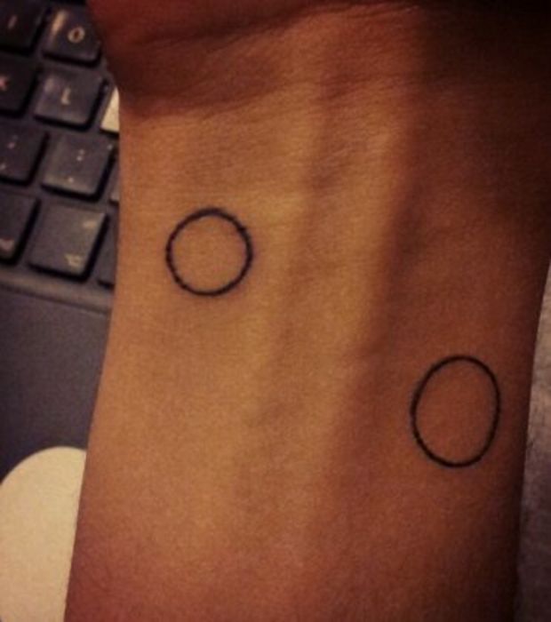 tatouage initiale main