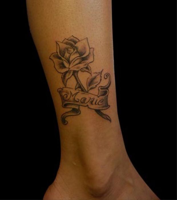 tatouage initiale mollet
