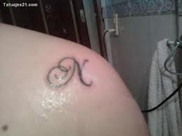 tatouage initiale n