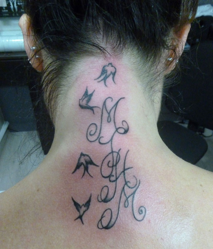 tatouage initiale nuque