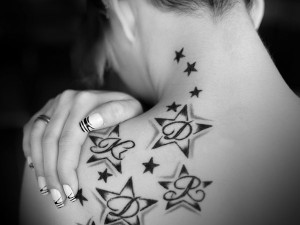 tatouage initiale nuque