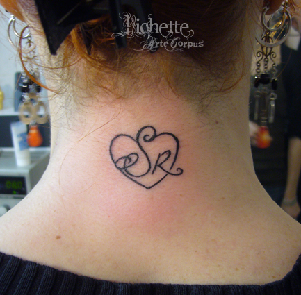 tatouage initiale nuque
